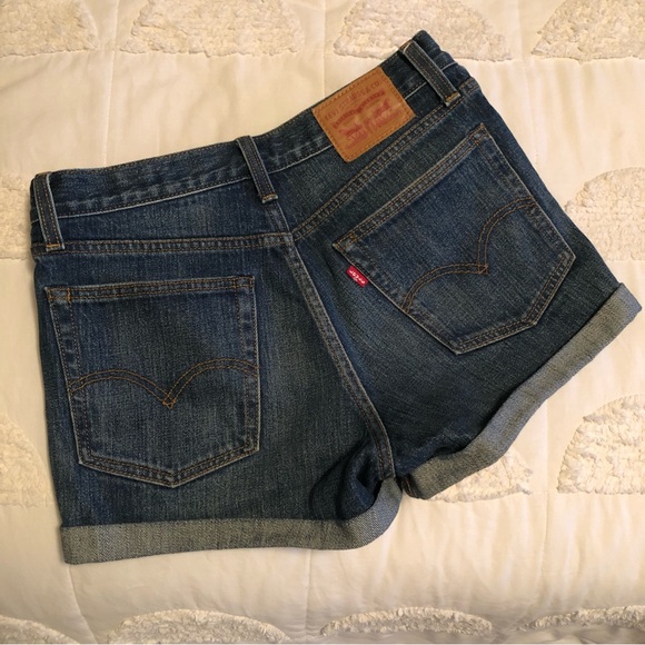 Levi’s denim short cuffed leg, medium wash. - Picture 2 of 4